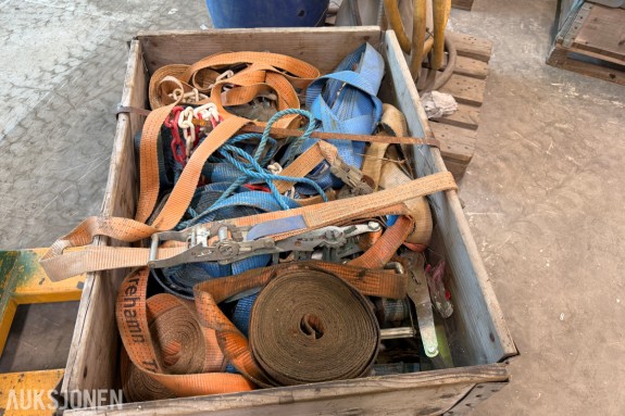 Palle med diverse jekkestropper og surremateriell