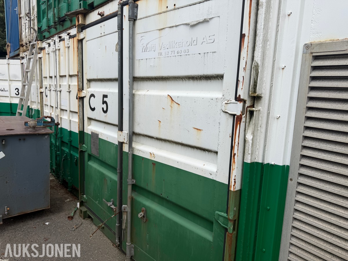 20 fots container med diverse innhold.