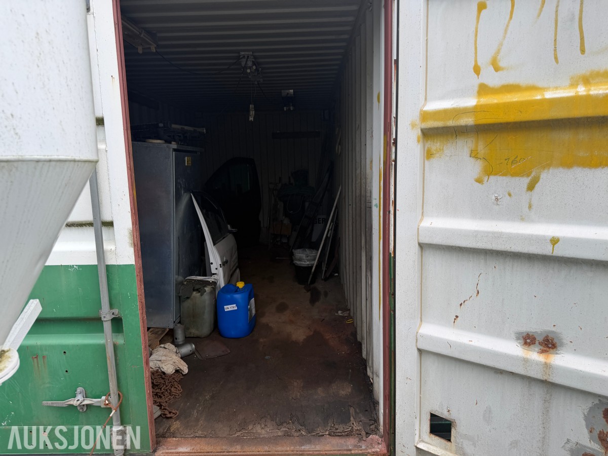 20 fots container med diverse innhold.