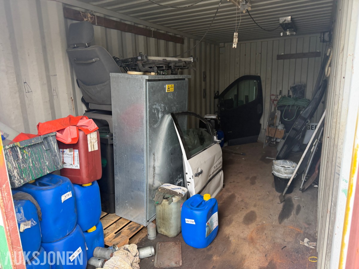 20 fots container med diverse innhold.