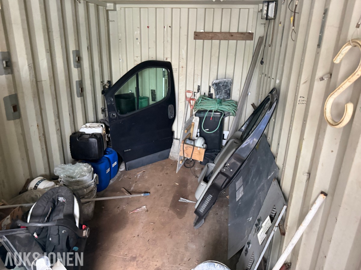 20 fots container med diverse innhold.