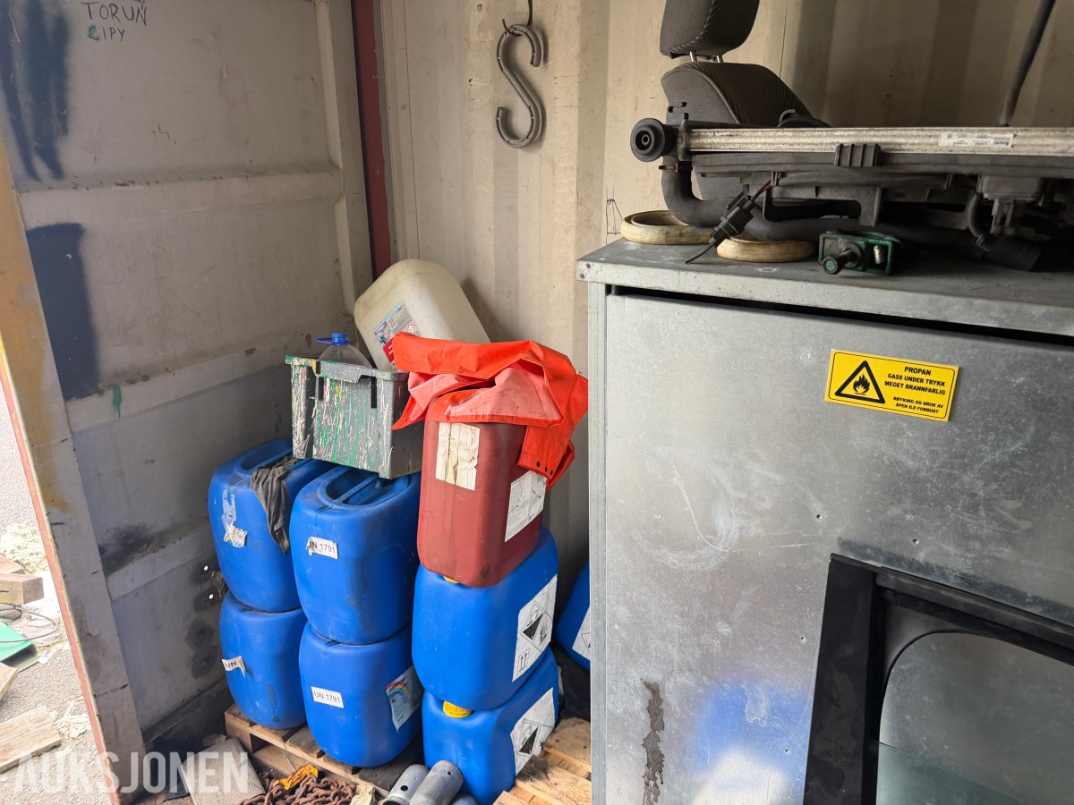 20 fots container med diverse innhold.