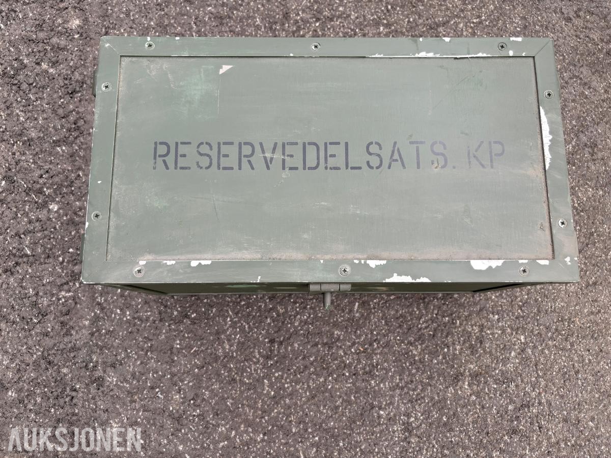 33 stk. Forsvarets reservedels kasser
