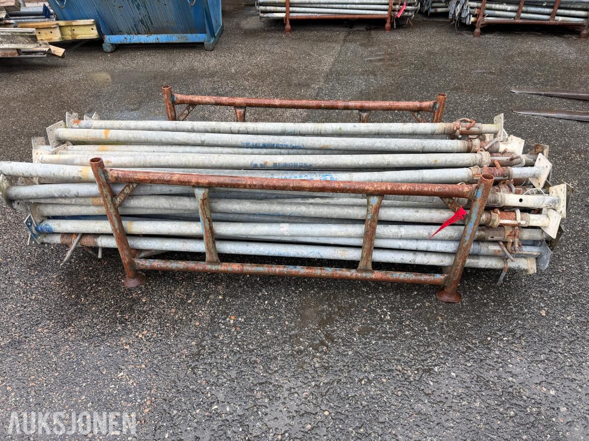 Dekkestøtter - Stillasstøtter i transportkorg. 