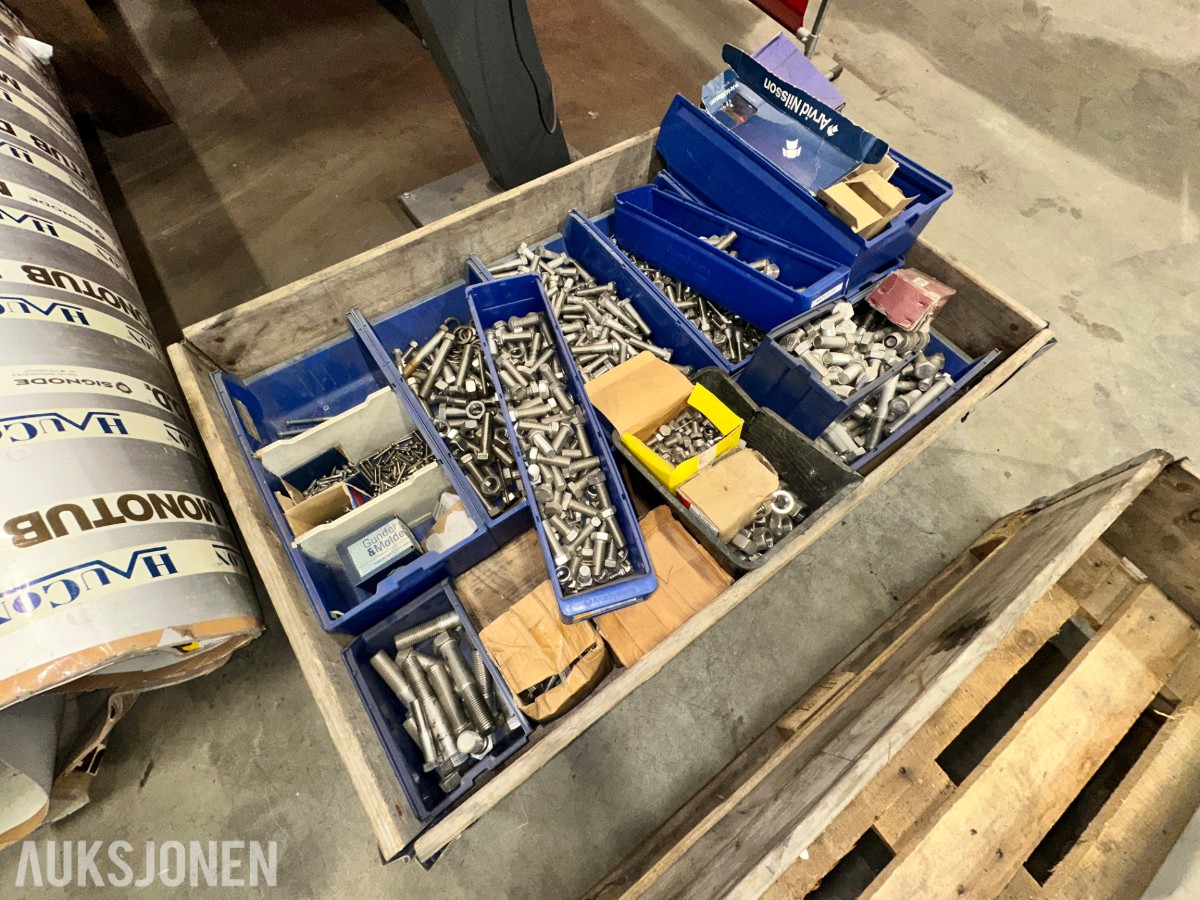 Større parti med bolter, muttere og diverse festemateriell