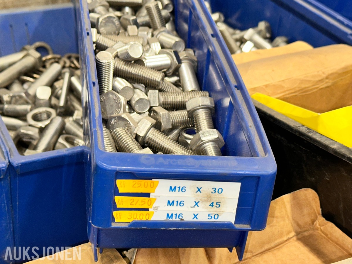 Større parti med bolter, muttere og diverse festemateriell