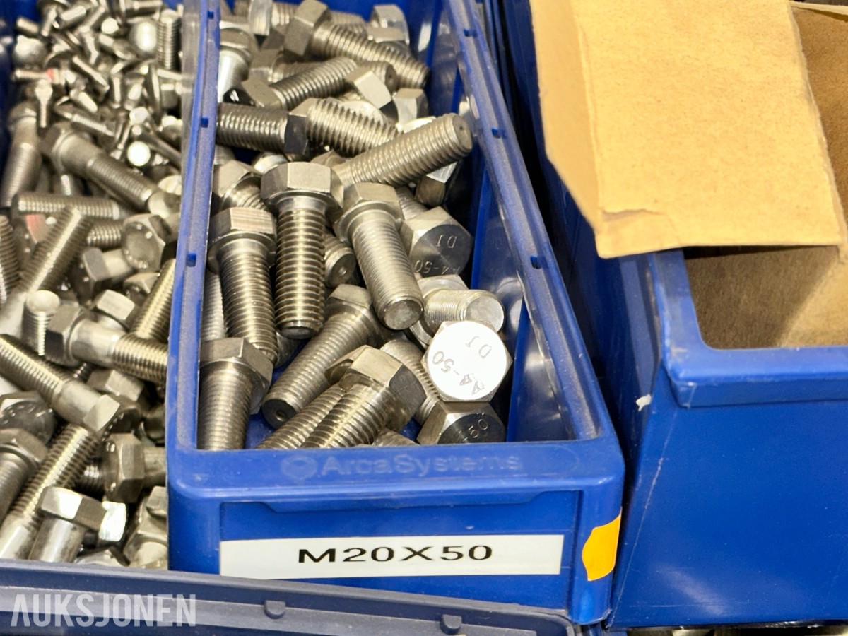 Større parti med bolter, muttere og diverse festemateriell
