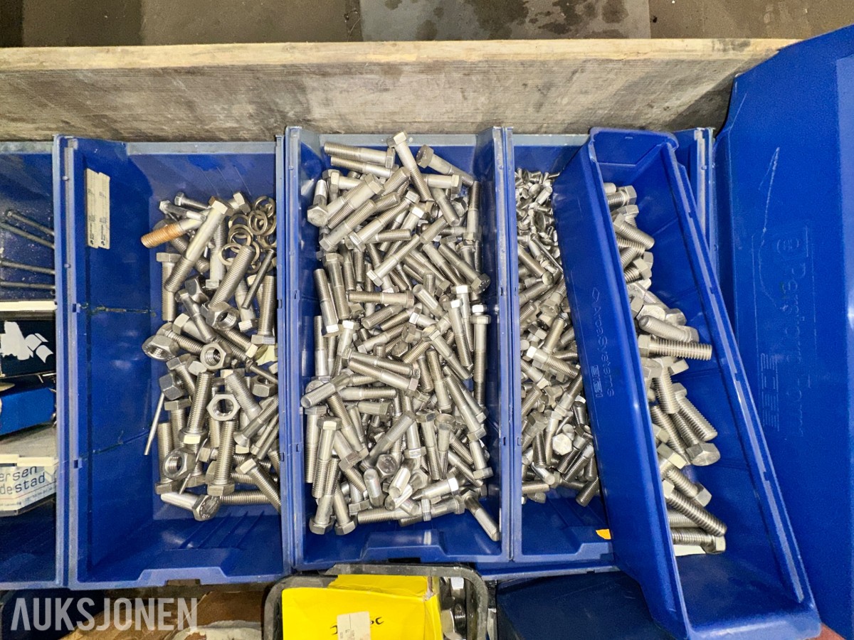 Større parti med bolter, muttere og diverse festemateriell