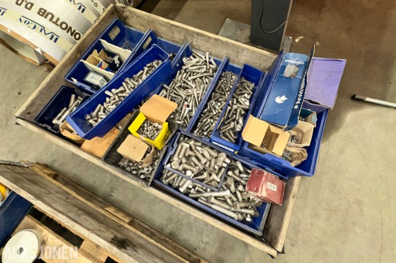 Større parti med bolter, muttere og diverse festemateriell