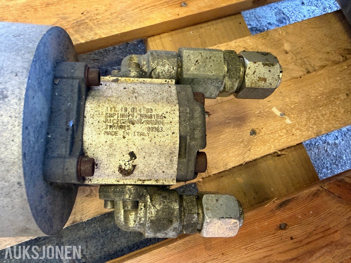 120 L HYDRAULIKKTANK MED 24 V HYDRAULIKKPUMPE - BRUKT