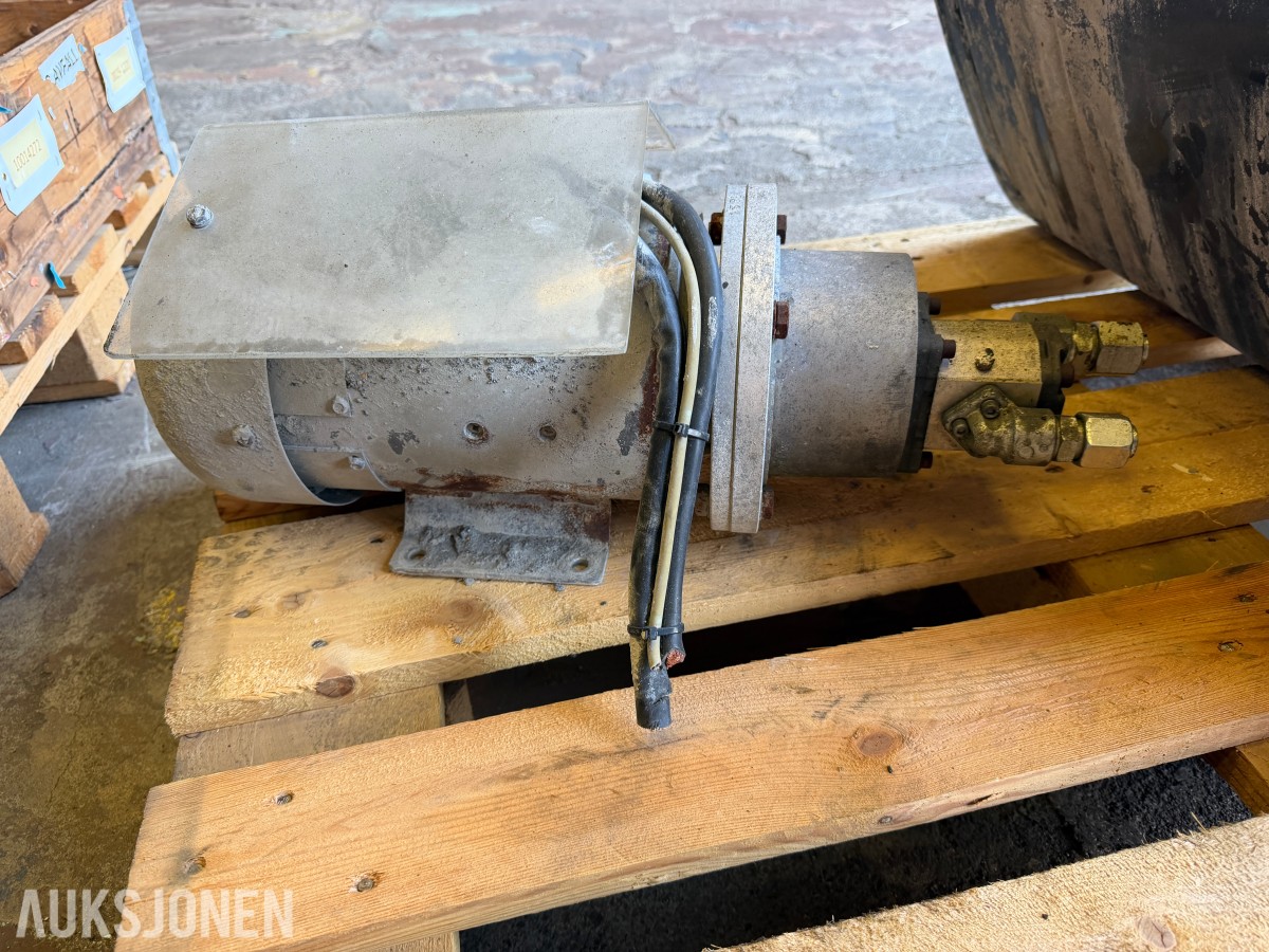 120 L HYDRAULIKKTANK MED 24 V HYDRAULIKKPUMPE - BRUKT