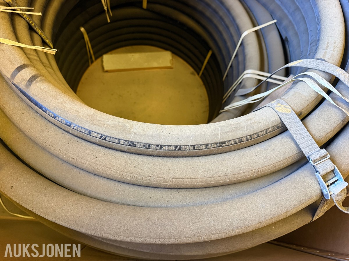 CA. 140 M HYDRAULIKKSLANGE 1 1/4 TOMMER – 2,5 KVEIL
