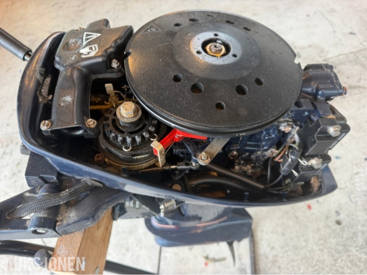 1991 EVINRUDE 15 HK PÅHENGSMOTOR – REP.OBJEKT UTEN MINSTEPRIS