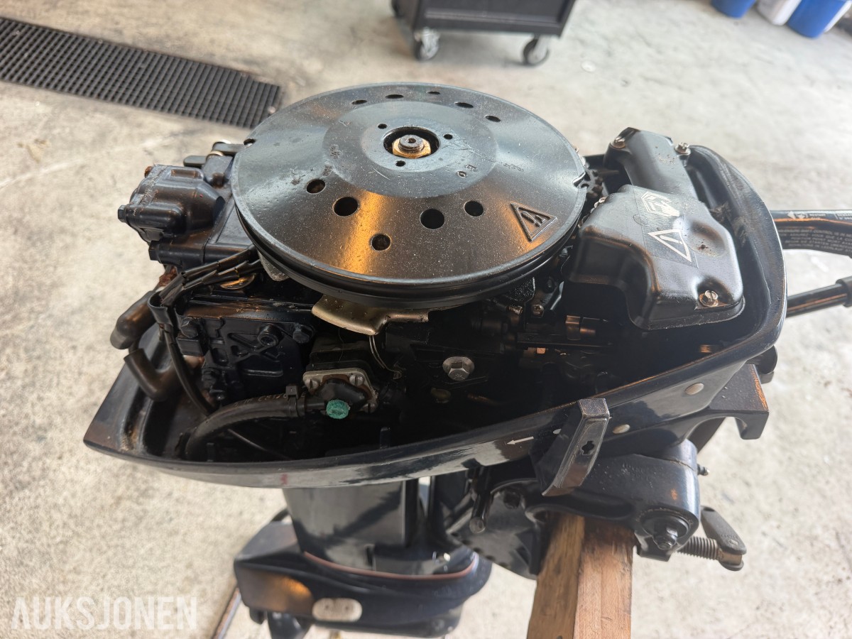 1991 EVINRUDE 15 HK PÅHENGSMOTOR – REP.OBJEKT UTEN MINSTEPRIS