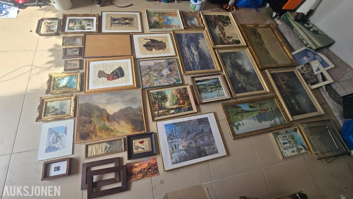 Stort samleparti med malerier, bilder og rammer – selges samlet