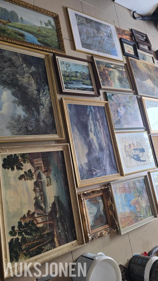 Stort samleparti med malerier, bilder og rammer – selges samlet
