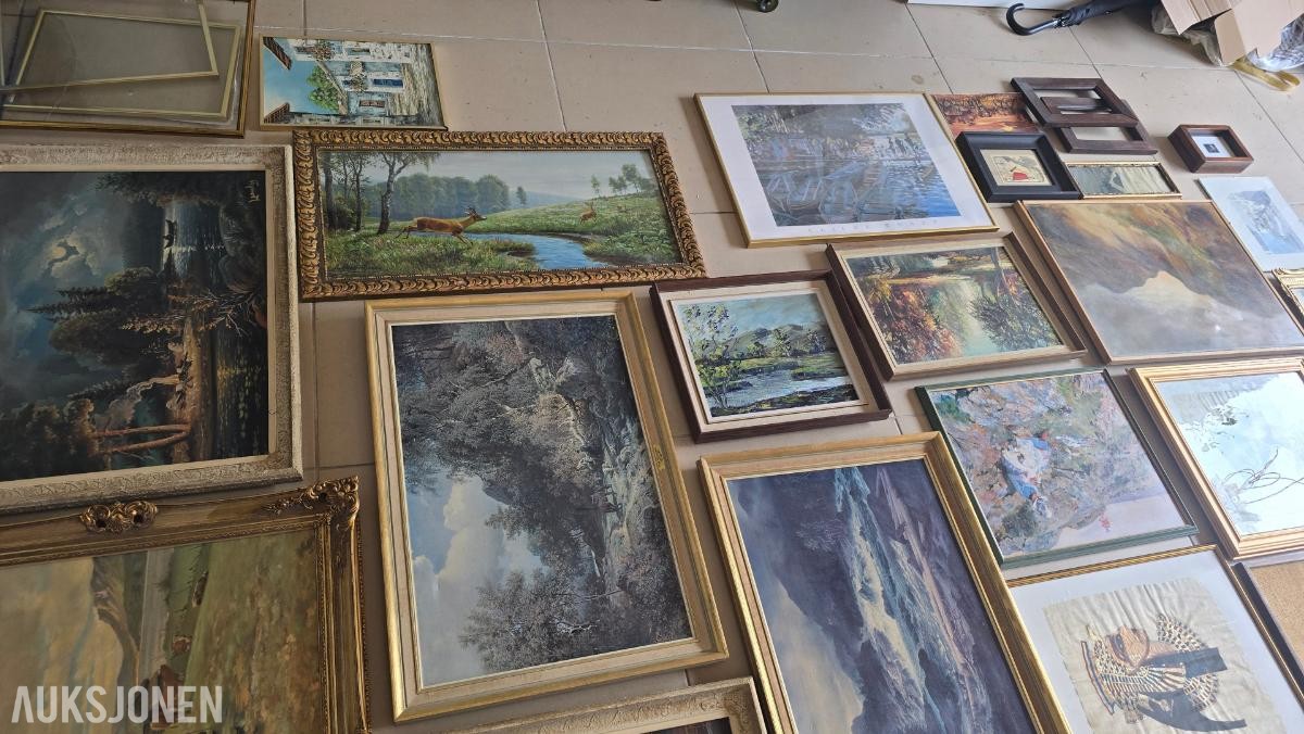 Stort samleparti med malerier, bilder og rammer – selges samlet