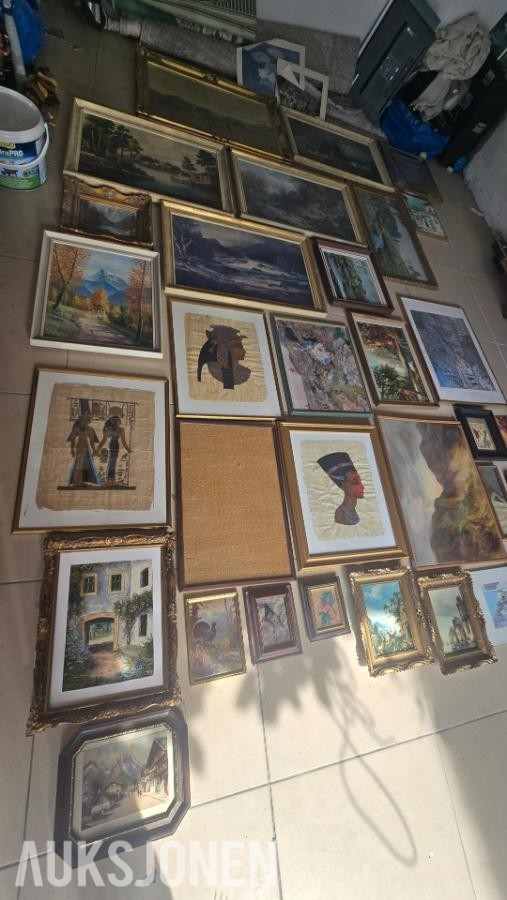 Stort samleparti med malerier, bilder og rammer – selges samlet