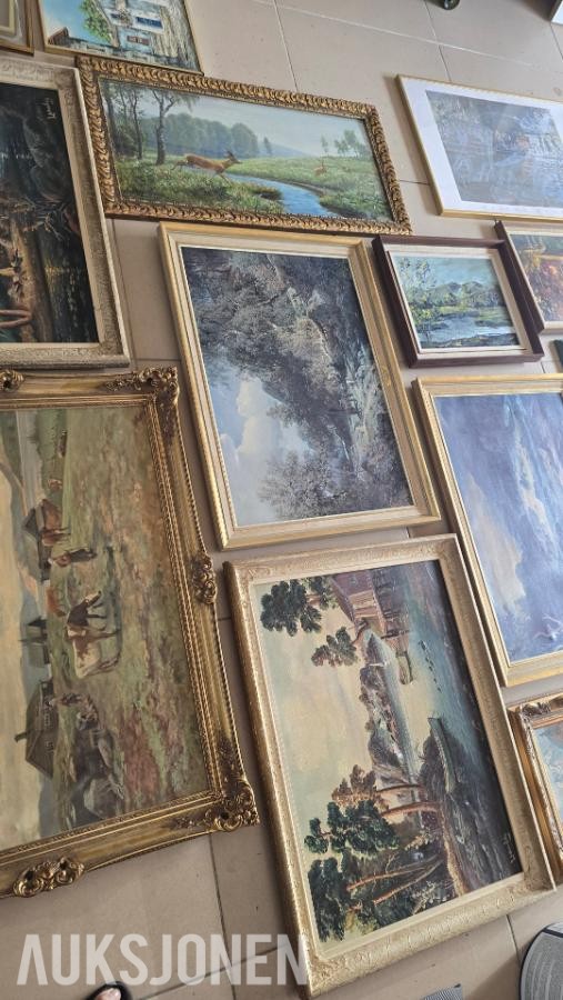 Stort samleparti med malerier, bilder og rammer – selges samlet