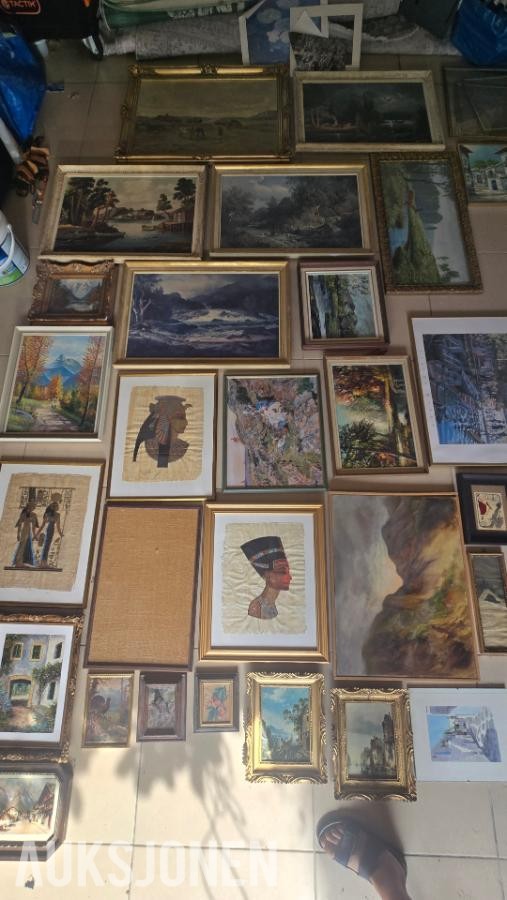 Stort samleparti med malerier, bilder og rammer – selges samlet