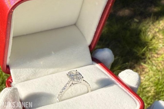 2,01 Carat Oval Diamantring (D / VVS2) & Sidesteiner – IGI-Sertifisert