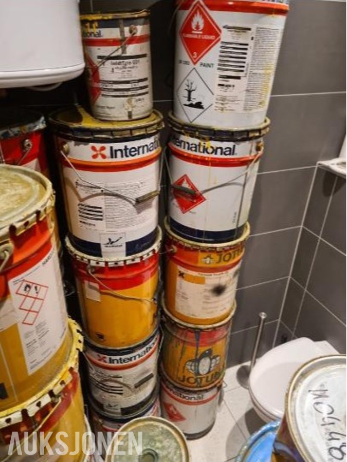 Mye div lakk fra industriverksted