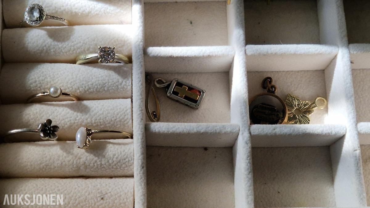 Stor og flott smykkesamling selges