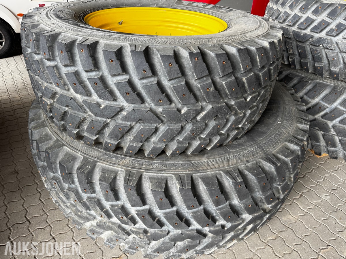 2018 John Deere Nokian Tri2 540/65 R30 + 650/65 R42 med pigg