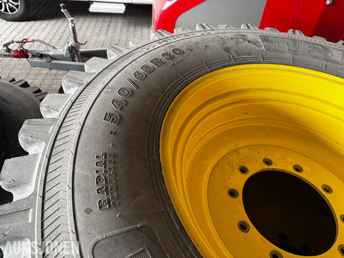 2018 John Deere Nokian Tri2 540/65 R30 + 650/65 R42 med pigg