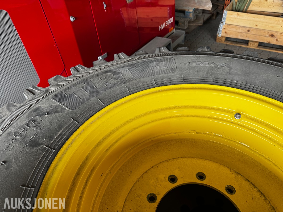 2018 John Deere Nokian Tri2 540/65 R30 + 650/65 R42 med pigg