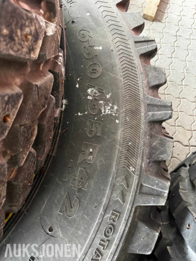 2018 John Deere Nokian Tri2 540/65 R30 + 650/65 R42 med pigg