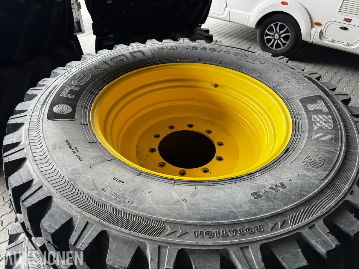 2018 John Deere Nokian Tri2 540/65 R30 + 650/65 R42 med pigg
