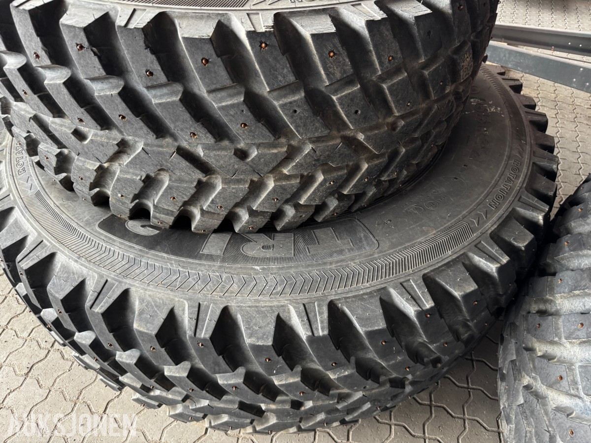 2018 John Deere Nokian Tri2 540/65 R30 + 650/65 R42 med pigg