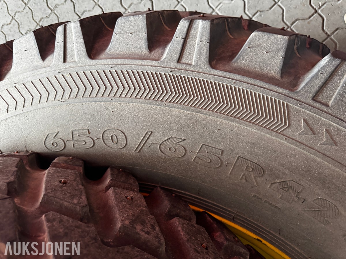 2018 John Deere Nokian Tri2 540/65 R30 + 650/65 R42 med pigg
