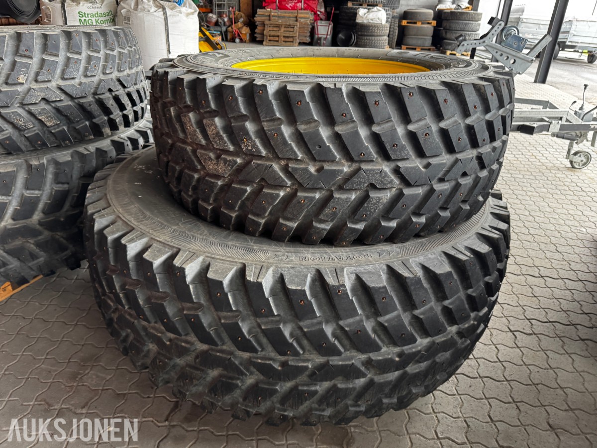 2018 John Deere Nokian Tri2 540/65 R30 + 650/65 R42 med pigg