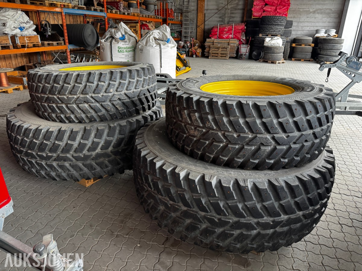 2018 John Deere Nokian Tri2 540/65 R30 + 650/65 R42 med pigg