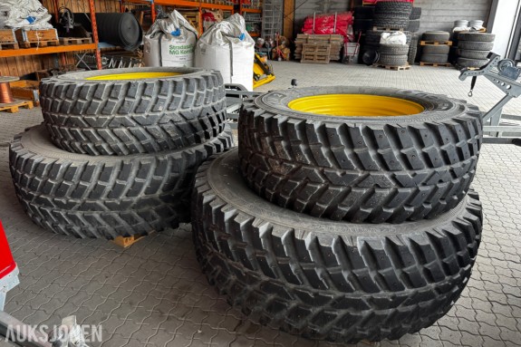 2018 John Deere Nokian Tri2 540/65 R30 + 650/65 R42 med pigg