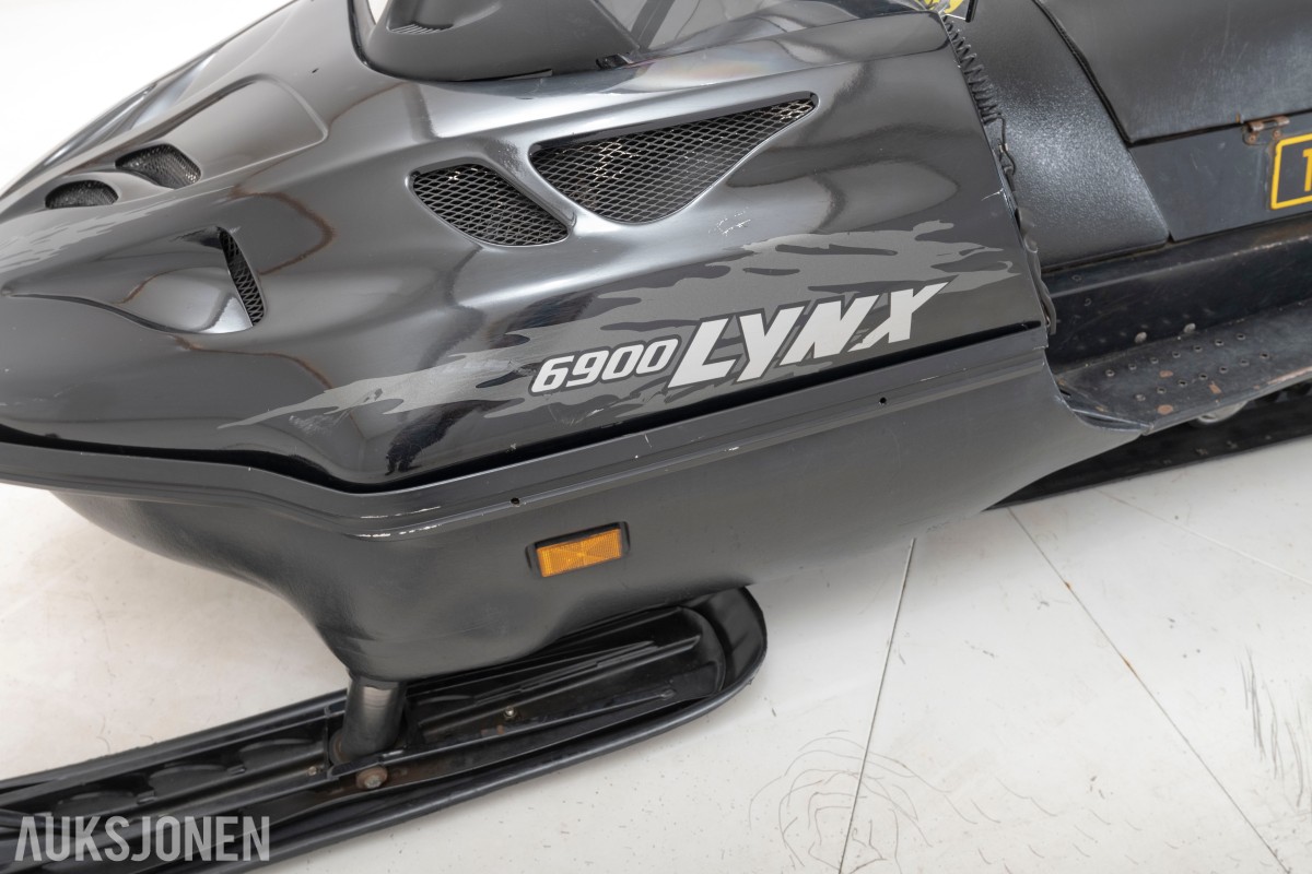 2000 Lynx 6900 FCE snøscooter med bagasjeboks og krok