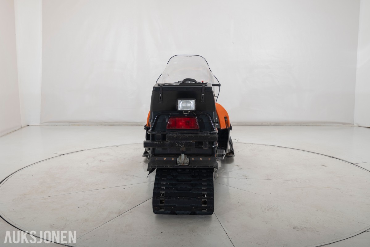 2002 Lynx ST 600 snøscooter med krok og bagasjeboks.