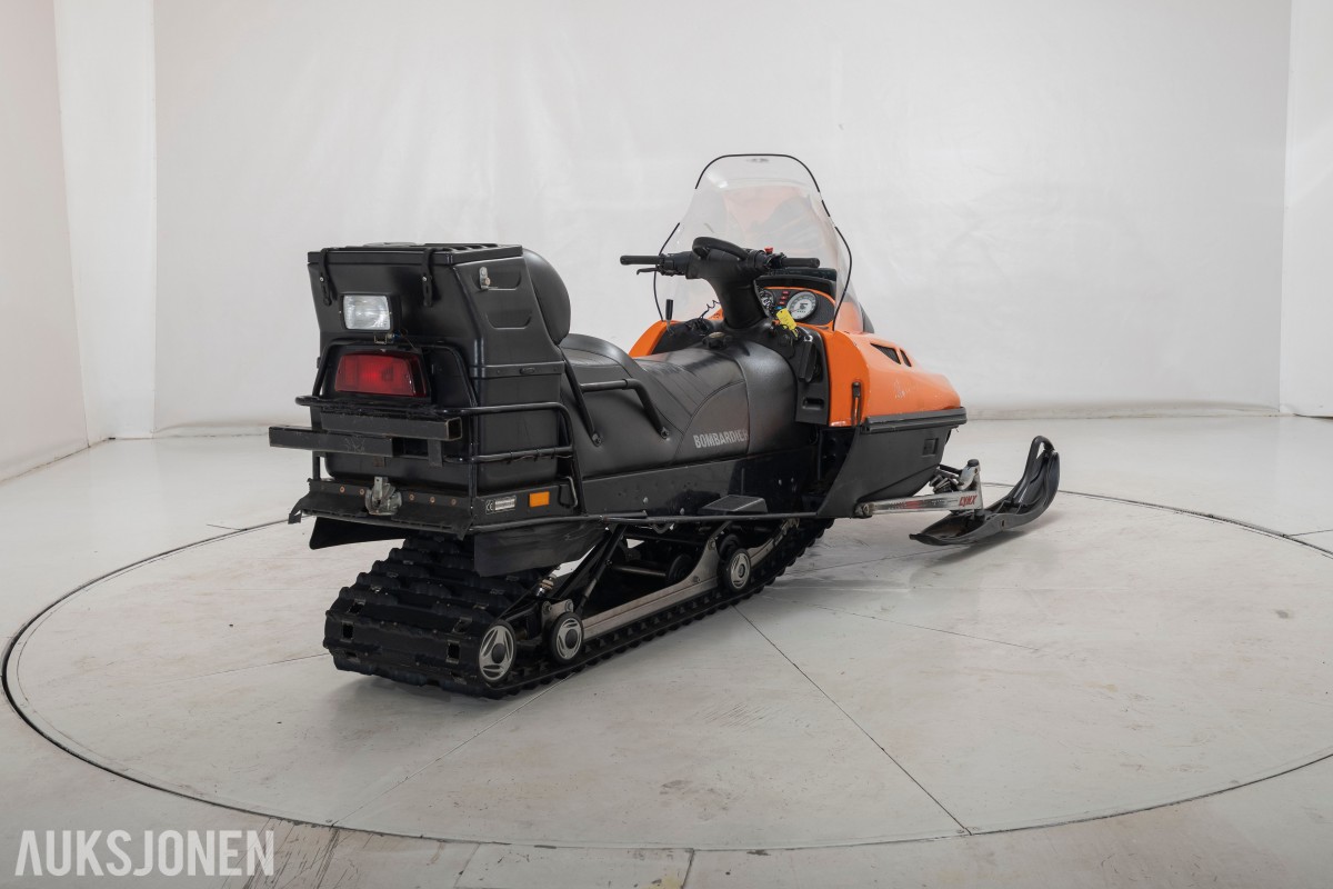 2002 Lynx ST 600 snøscooter med krok og bagasjeboks.
