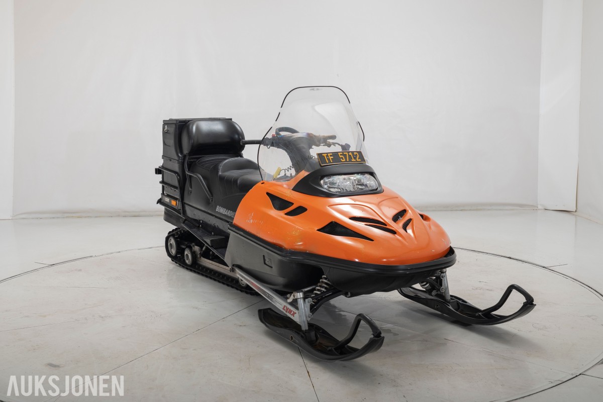 2002 Lynx ST 600 snøscooter med krok og bagasjeboks.