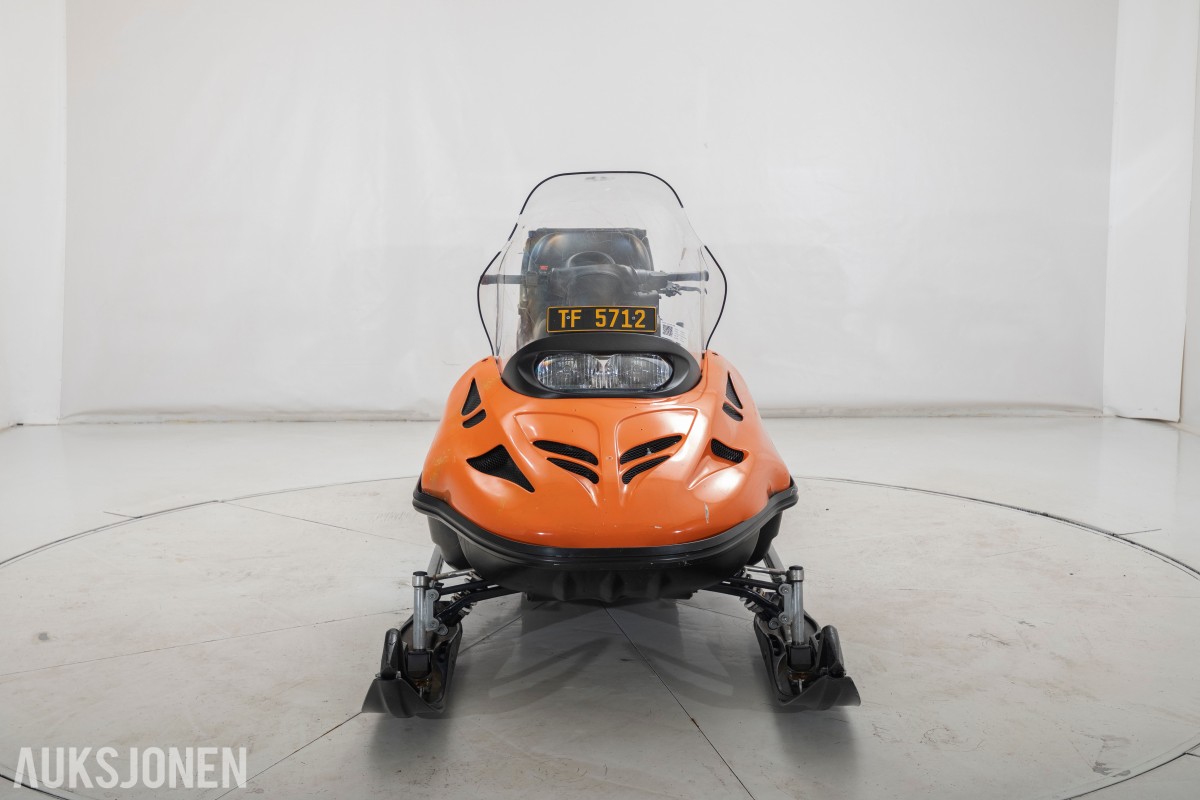 2002 Lynx ST 600 snøscooter med krok og bagasjeboks.