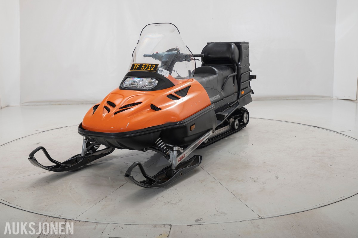 2002 Lynx ST 600 snøscooter med krok og bagasjeboks.