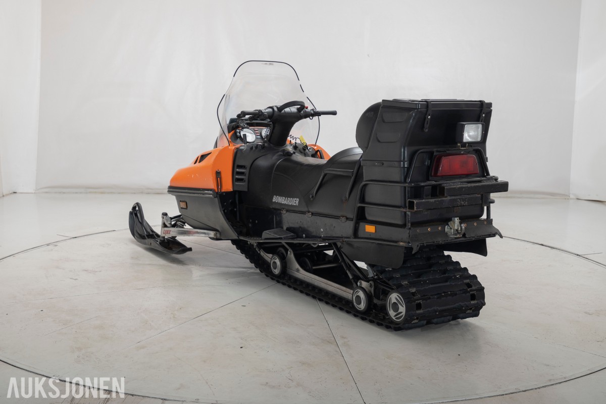 2002 Lynx ST 600 snøscooter med krok og bagasjeboks.