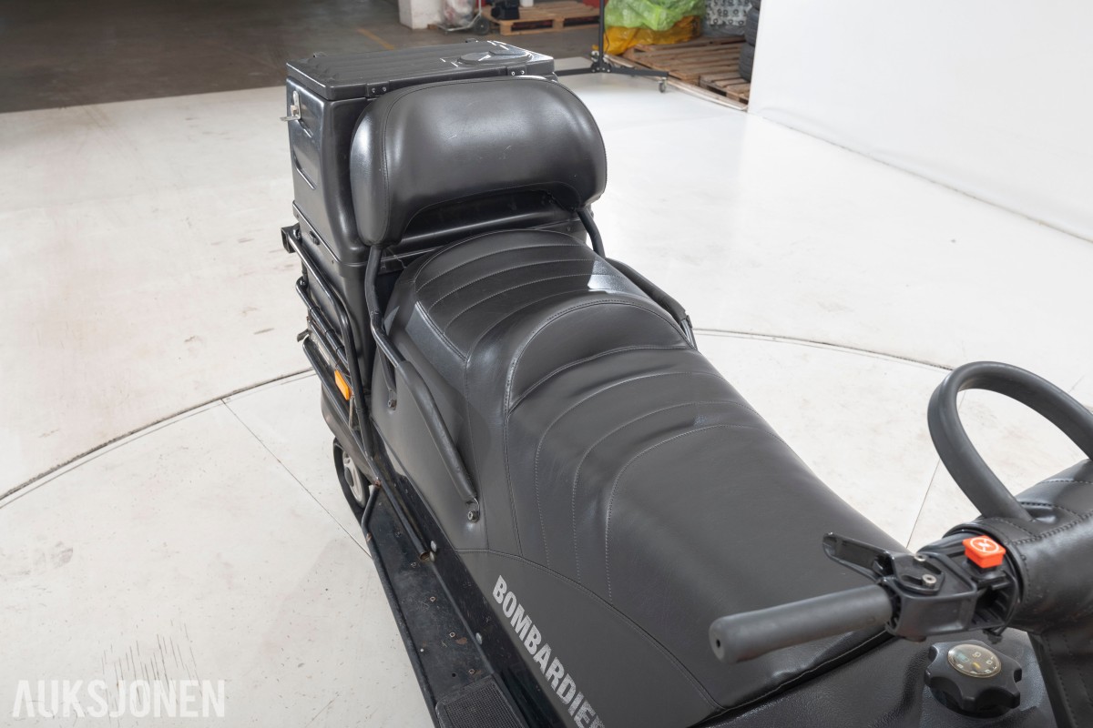2002 Lynx ST 600 snøscooter med krok og bagasjeboks.