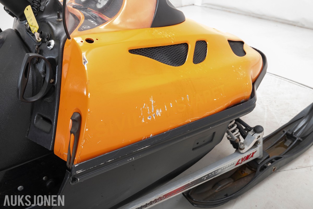 2002 Lynx ST 600 snøscooter med krok og bagasjeboks.