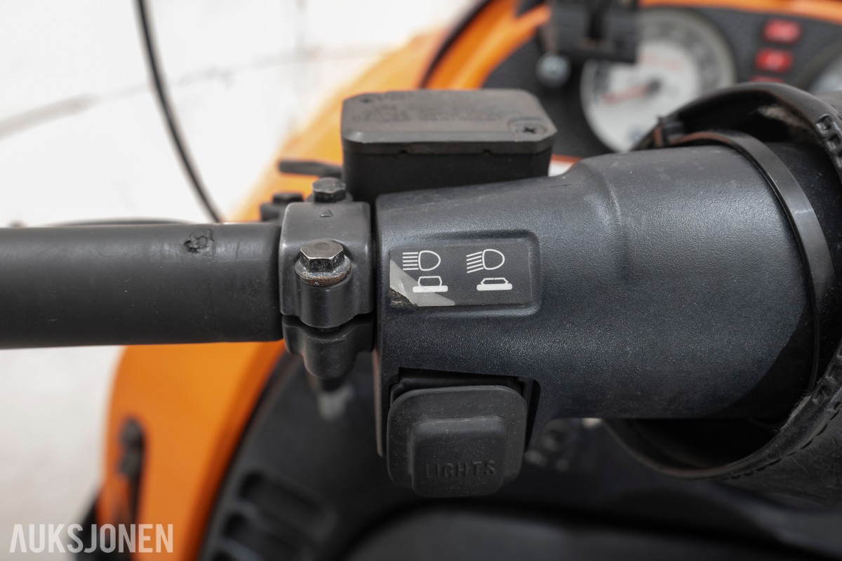 2002 Lynx ST 600 snøscooter med krok og bagasjeboks.