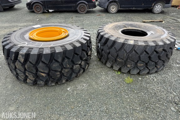 2 stk. anleggsdekk 29.5 R25 – ett med felg til Volvo A45G