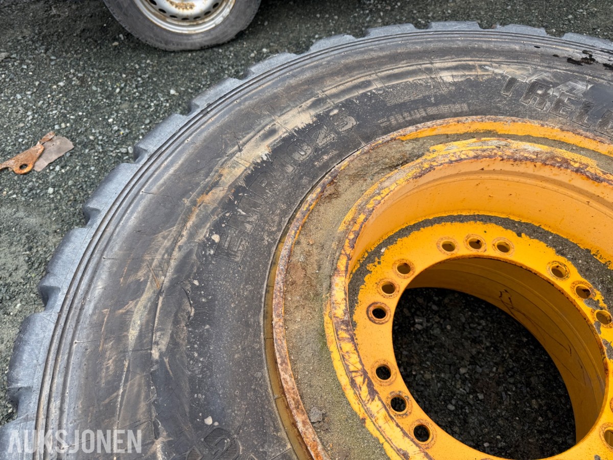 4 stk. Trelleborg anleggsdekk 23.5 R25 med felg