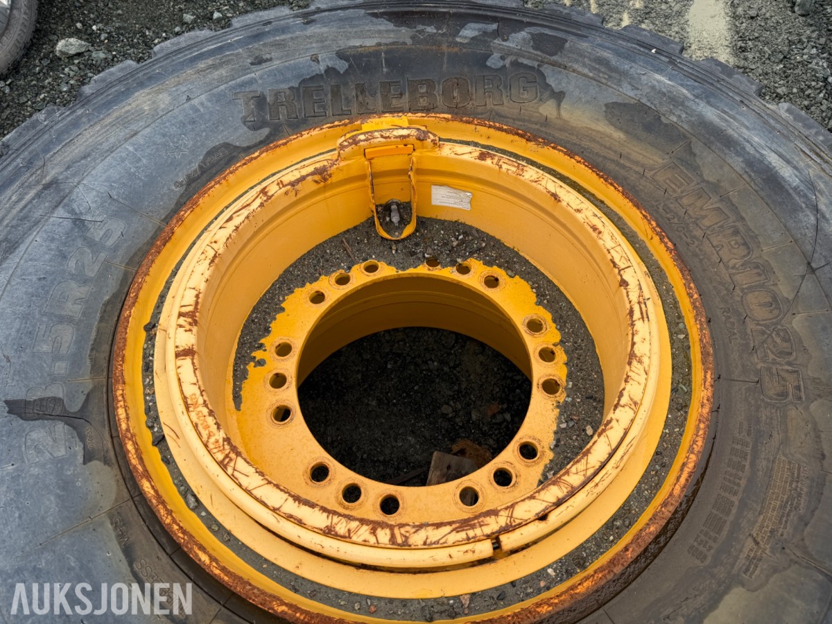 4 stk. Trelleborg anleggsdekk 23.5 R25 med felg